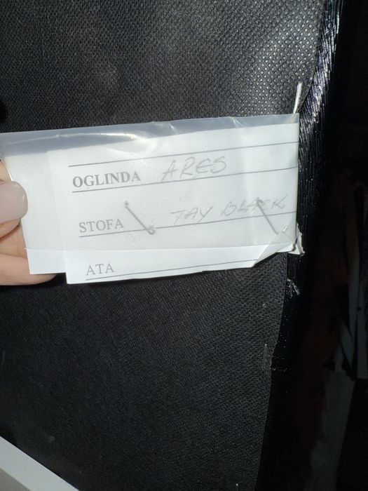 Oglinda cu rafturi de depozitare