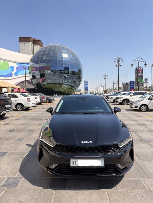 Kia K5 qora rang