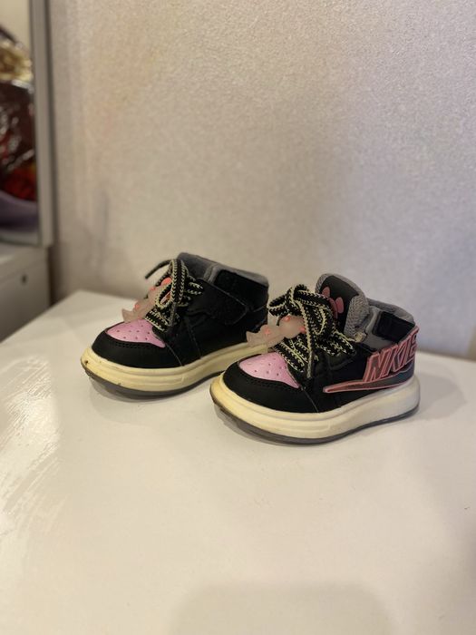 Продам детскую обувь