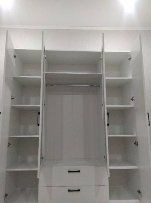 Шкаф с зеркалом продам