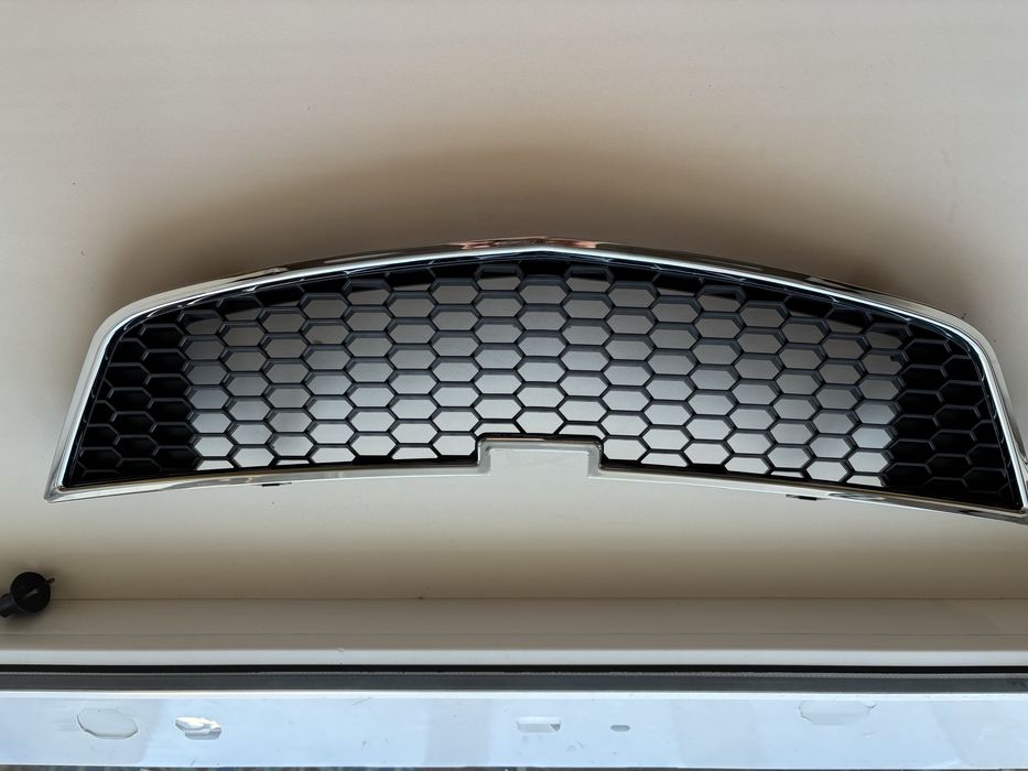 Решетка шевроле спарк передняя,