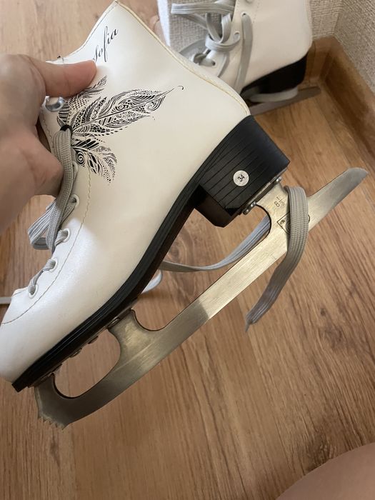 Коньки на девочку