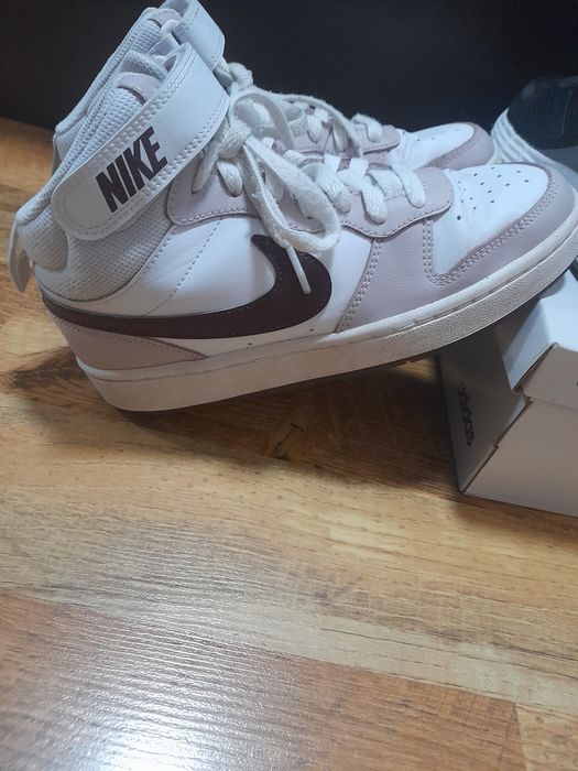 Маратонки и кецове момиче