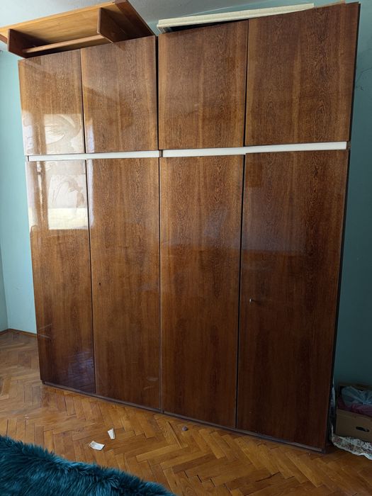 Спалня с два нощни шкафа, гардероб