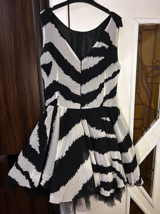 Черно бяла рокля