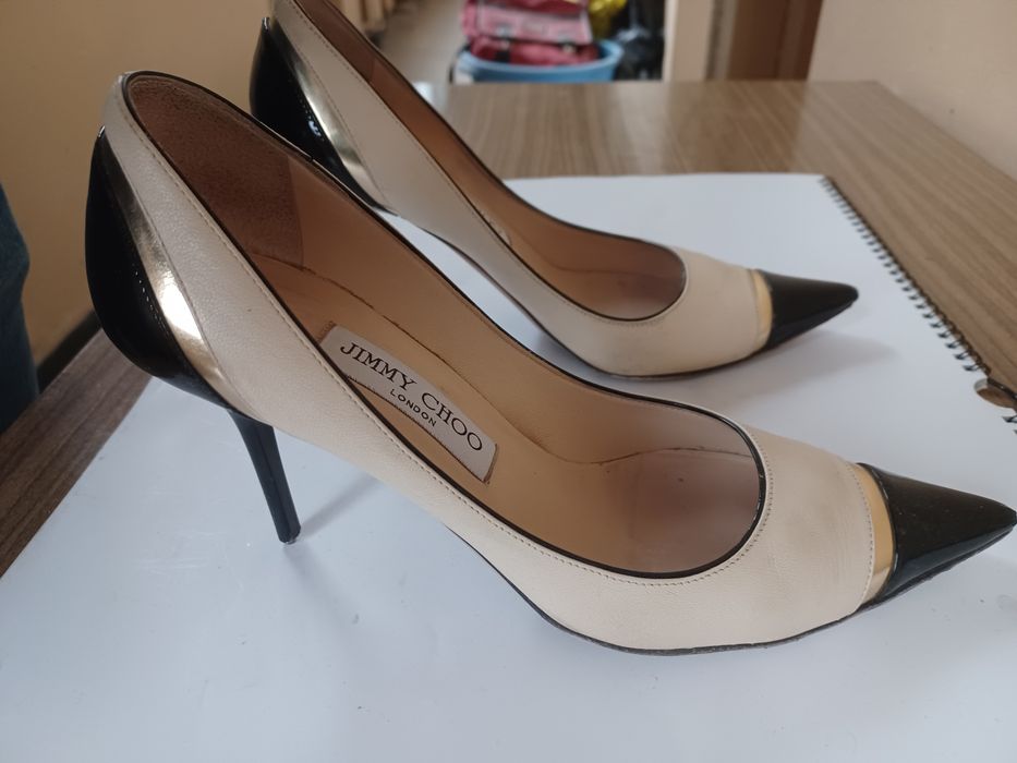 Два чифта дамски обувки, с високи токове за обща цена 20 лв.