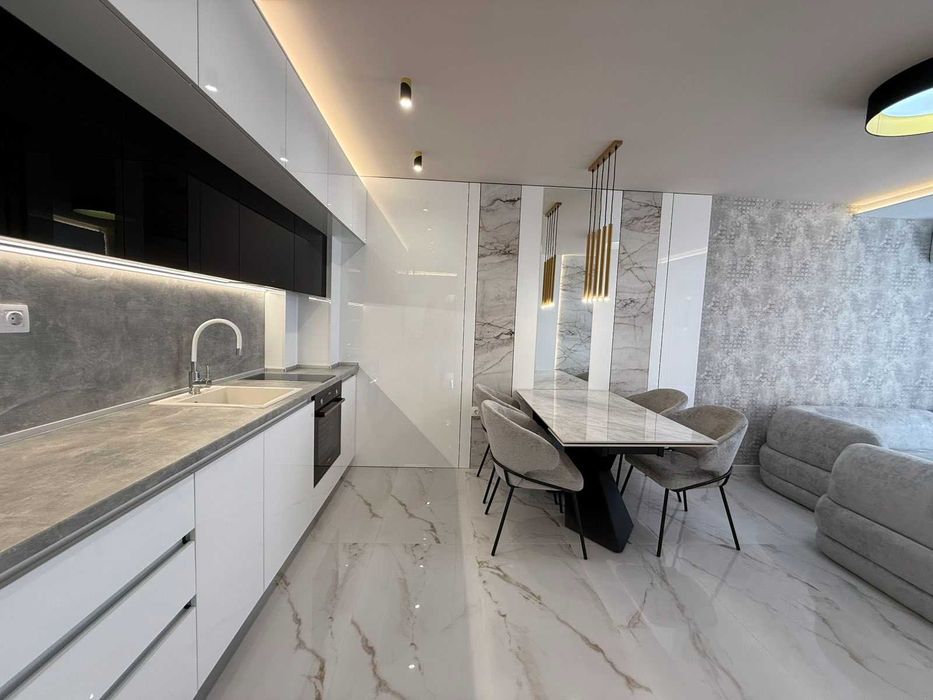 Продава се Тристаен апартамент в Пловдив, Остромила - 96 кв.м за 2448 €/кв.м - Снимка #1