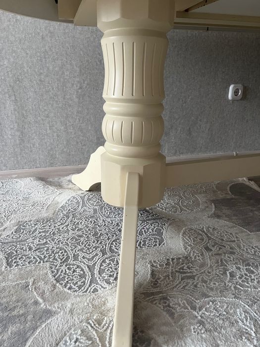 Продам стол для гостиной