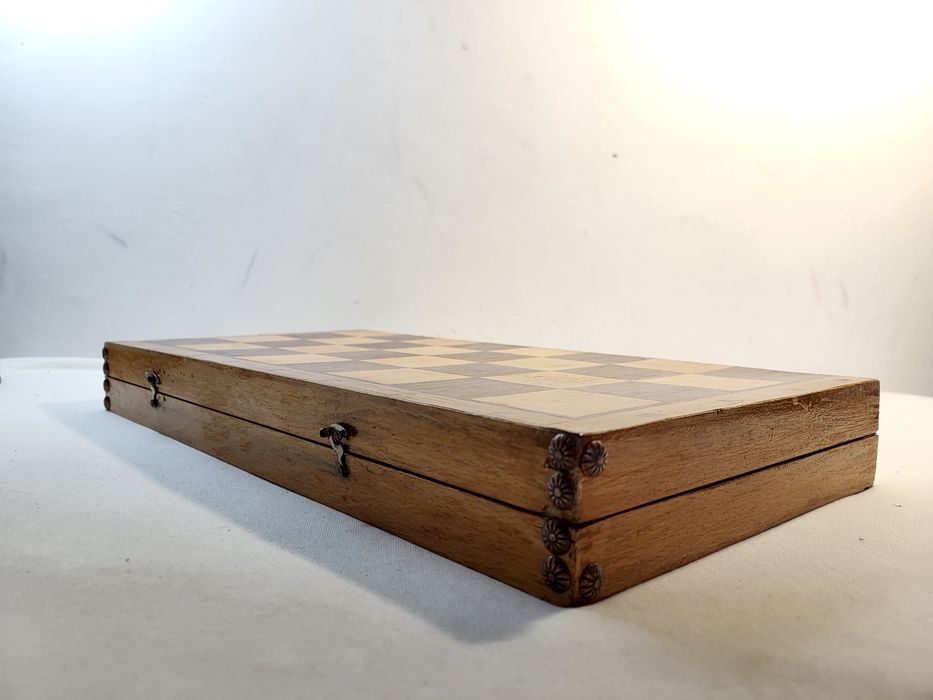 #2 Стар масивен дървен шах