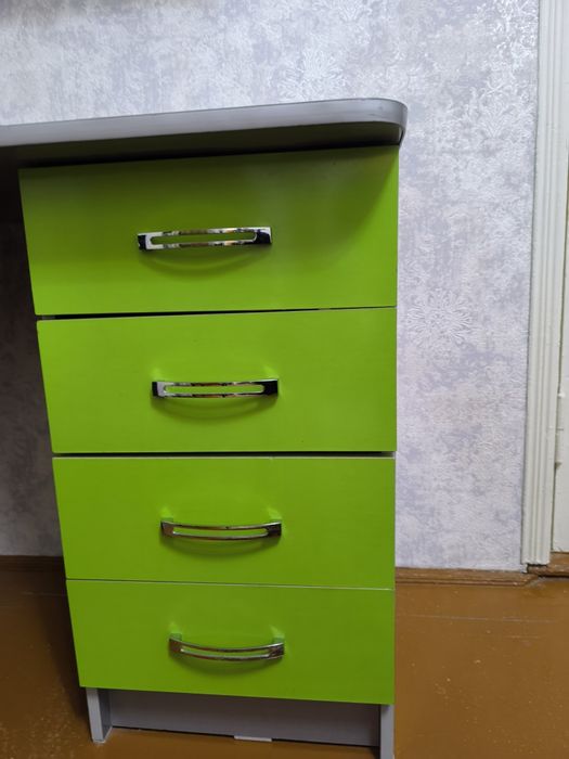 Письменный стол, книжный шкаф