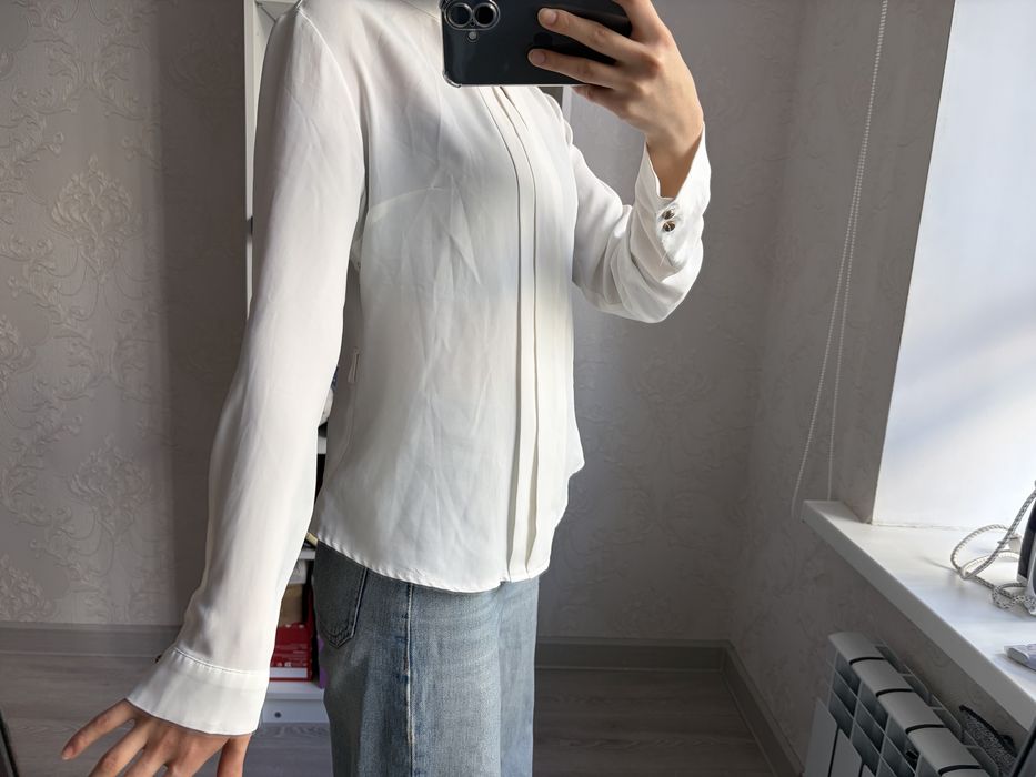 Белая блузка с вырезом