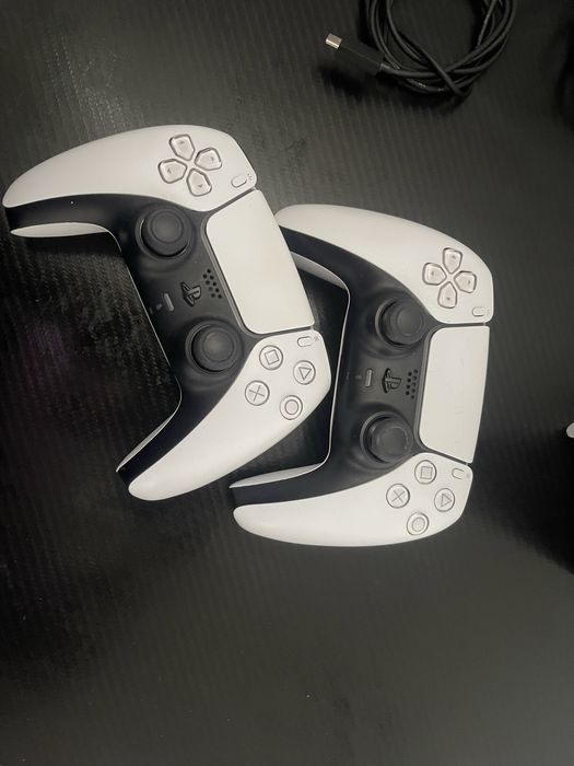 Vand PS5 doua manete nu negociez