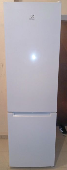 Продам холодильник  indesit