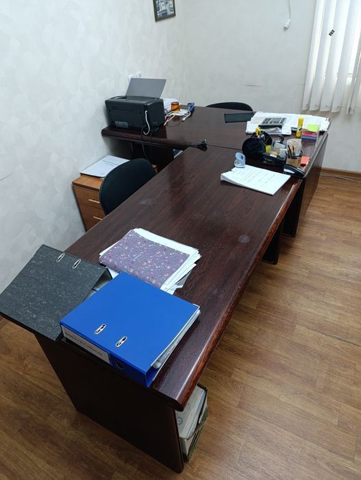 Набор офисной мебели под красное дерево.