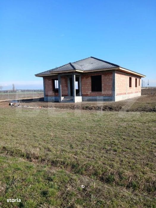 Casa la rosu , 170 mp , strada Principala Botiz-Ciuperceni