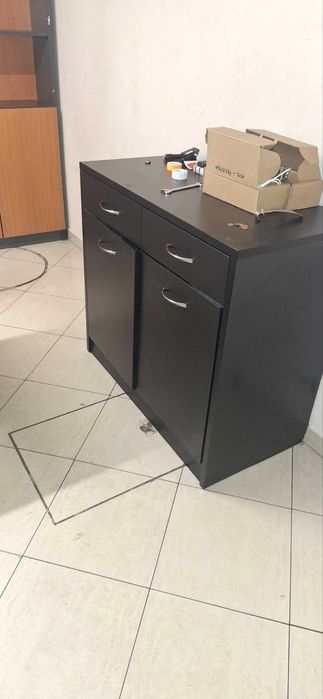 Офис мебели и оборудване