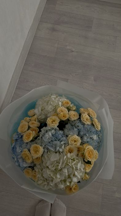 Гортензий с кустовыми розами