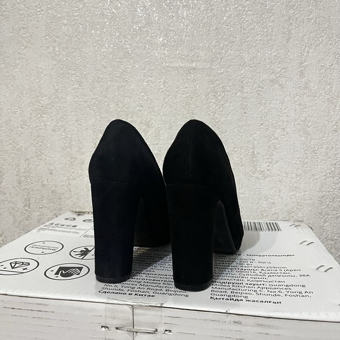 Продам замшевые туфли