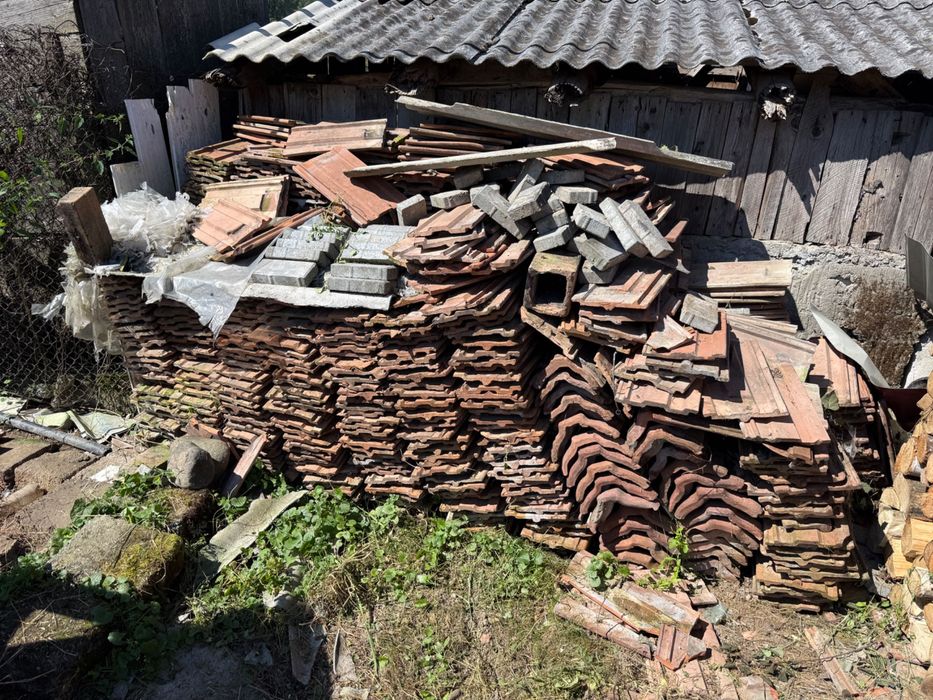 Vând țiglă ceramică veche și coame – Ideale pentru restaurări și proiecte rustice