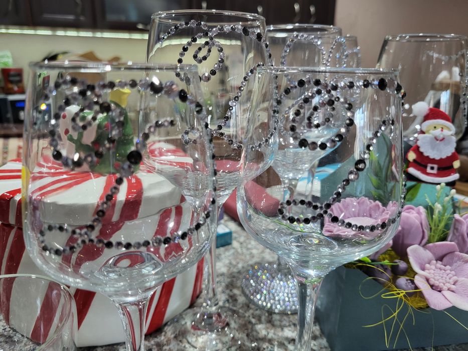 Чаша за вино с камъни и буква