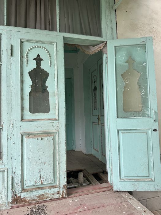 Eshik va romlar buzib olib ketish kerak