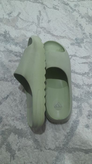 Тапочки Adidas yeezy slide resin