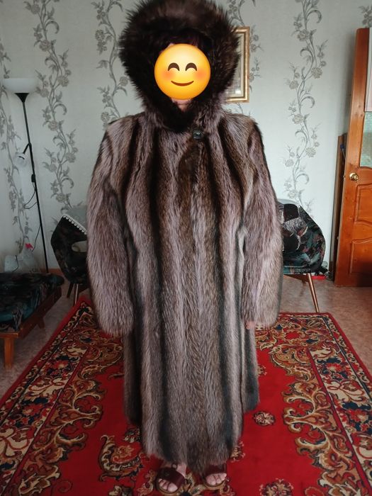 Шуба енотовая с капюшоном