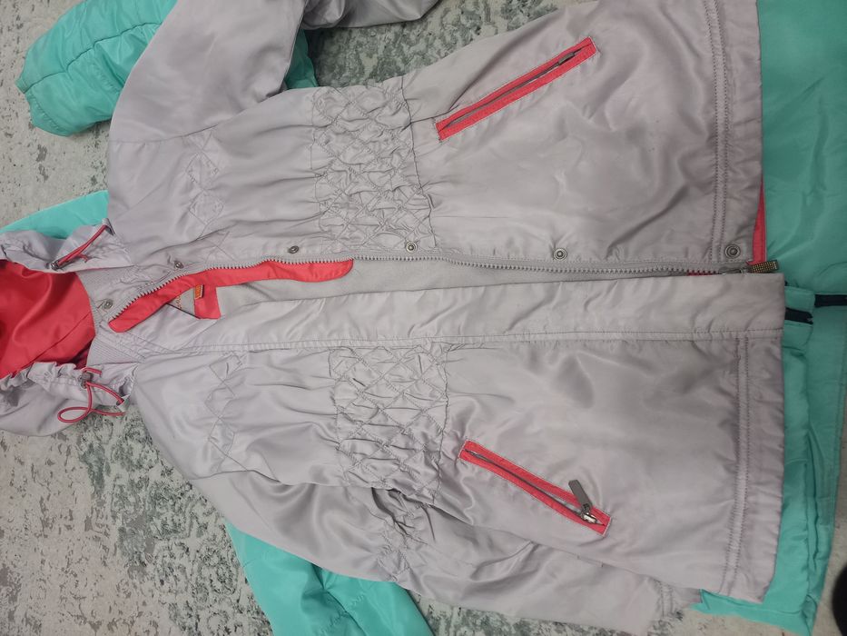Продам куртки на девочку.