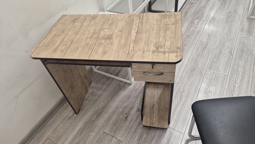 Письменный стол. С выдвижными ящиками