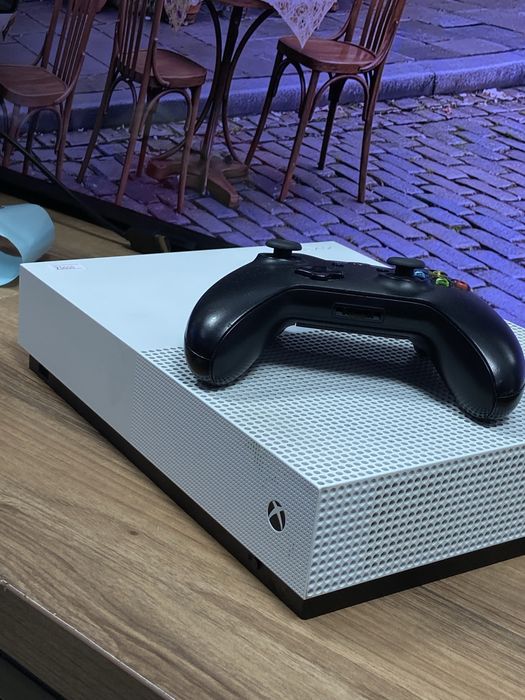 Xbox One S 1TB в хорошем состоянии