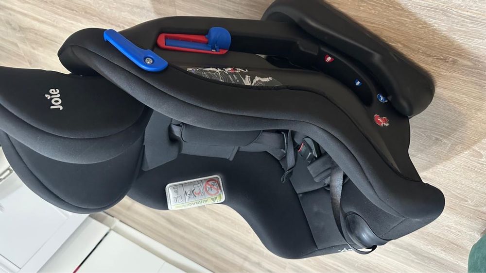 Продам автокресло Joie (9-36 кг)