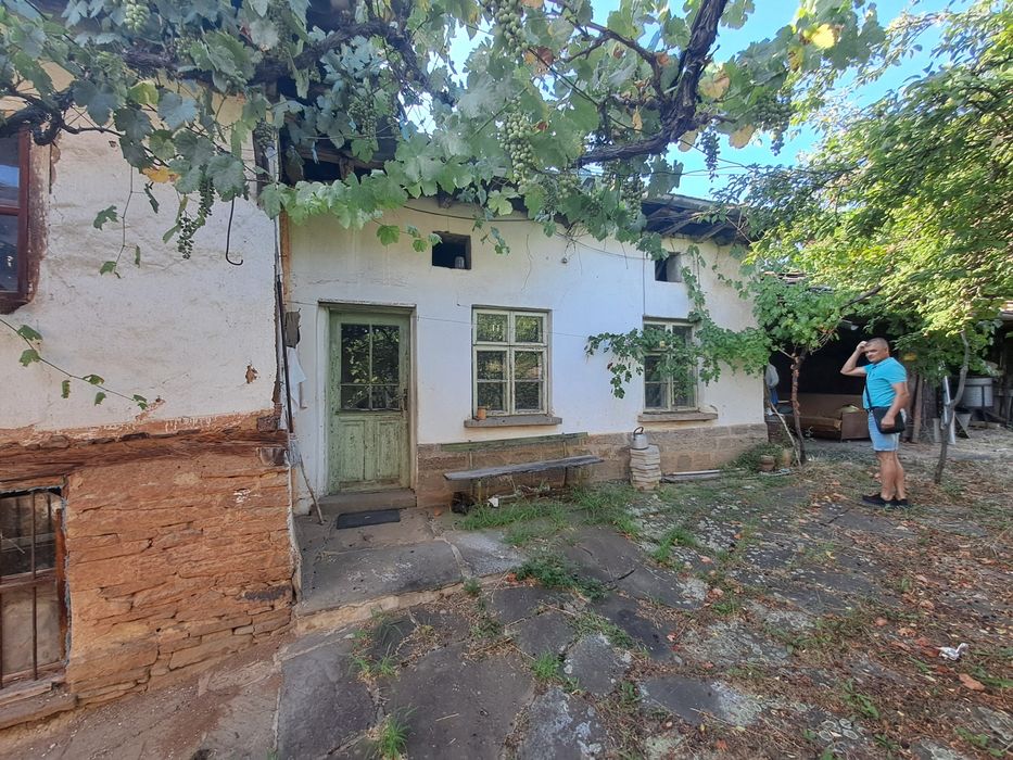 Продавам имот в с. Лешница, обл. Ловеч