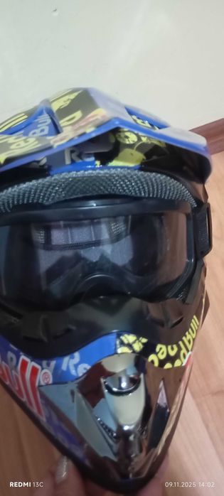 Каска Red Bull в комплект с очила