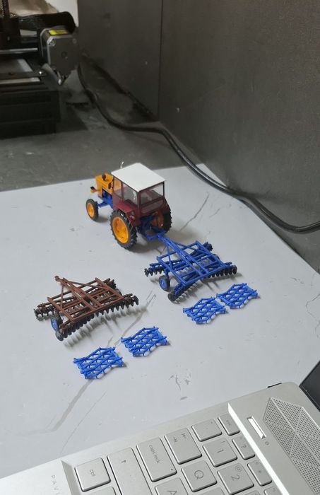 Macheta print 3d disc GD 3.2 si doua grape scara 1:43