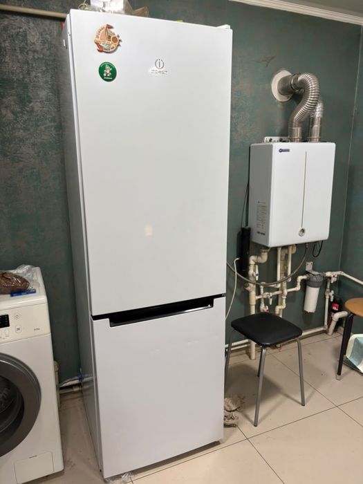 Продам холодиьник Indesit.