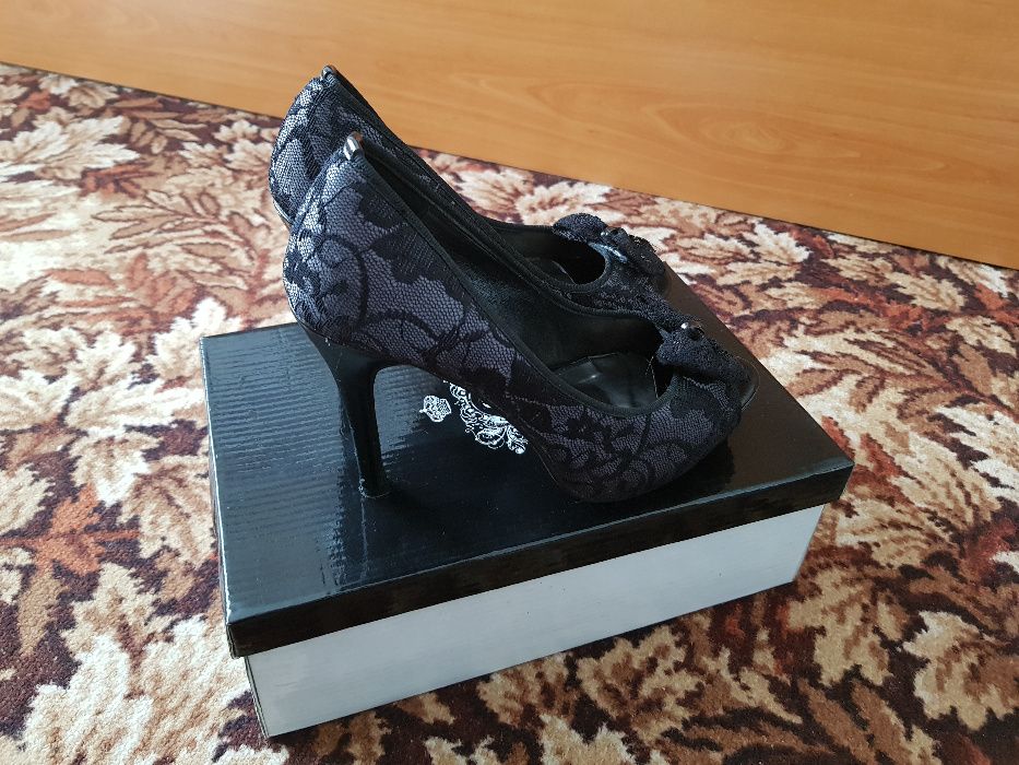 Стилни дамски обувки с дантела