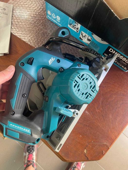Fierăstrău circular portabil fără fir Makita DHS680Z (fără baterie/încărcător, 680 W, 18 V) - pentru piese sau reparare