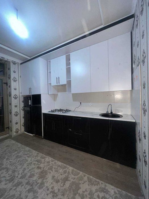 Ёшлар маркази олдида 2/5/5 квартира сотилади.