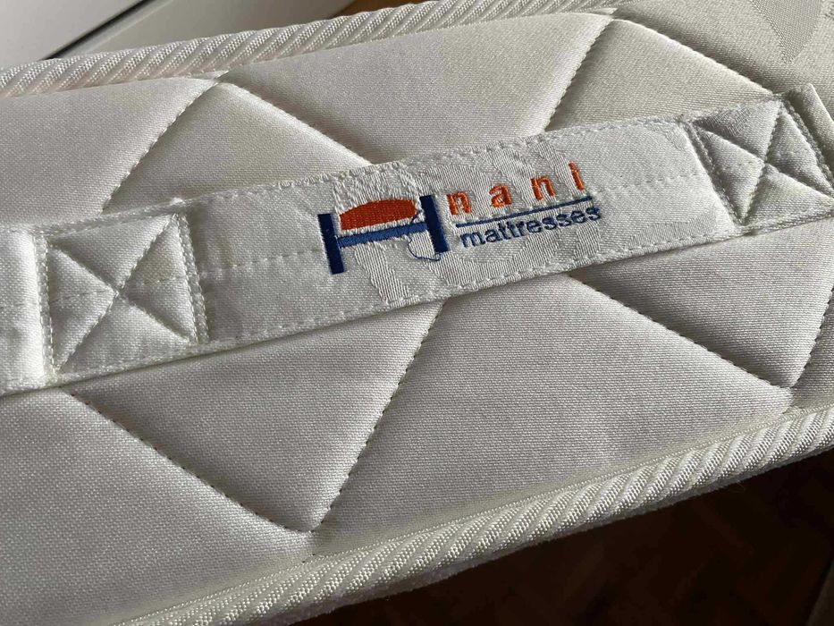 Използвано двуетажно детско легло -масивно дърво и 2 матрака 82х190см.