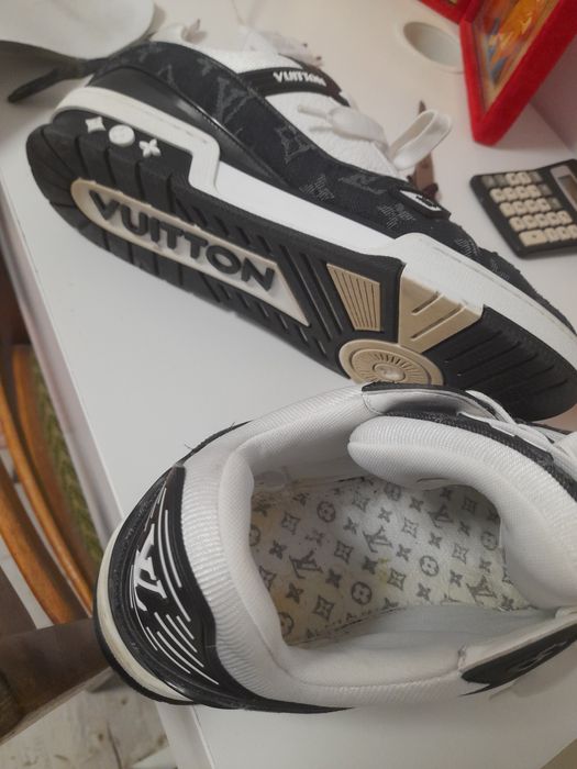 Vând Adidași Louis Vuitton