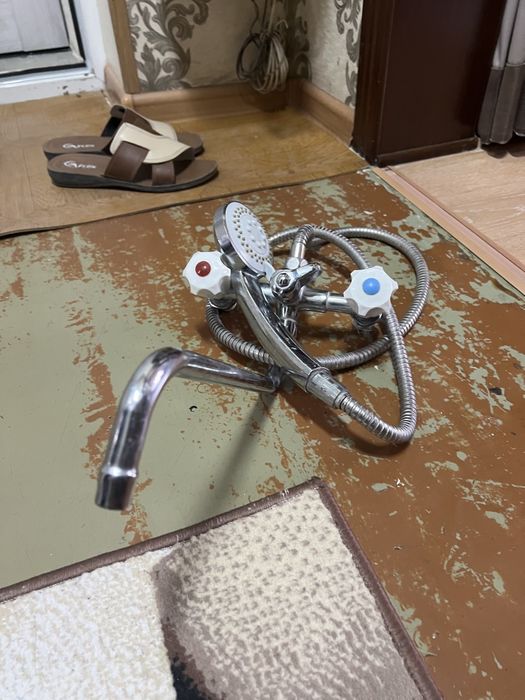 Сместитель для ванны и кабинки, и для кухни