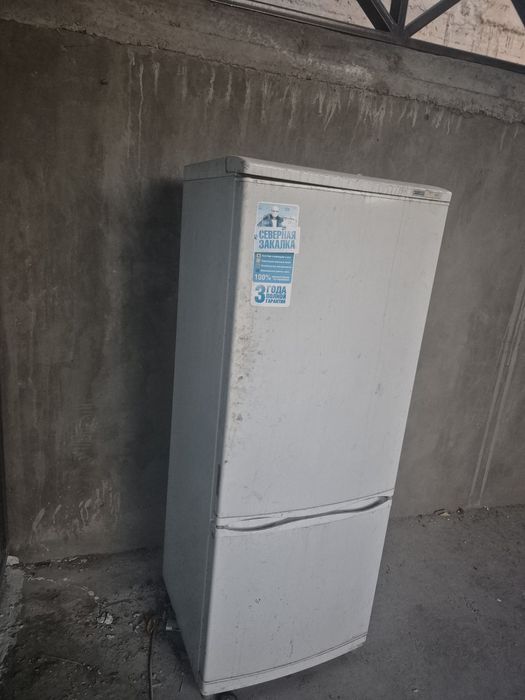 Работающий холодильник