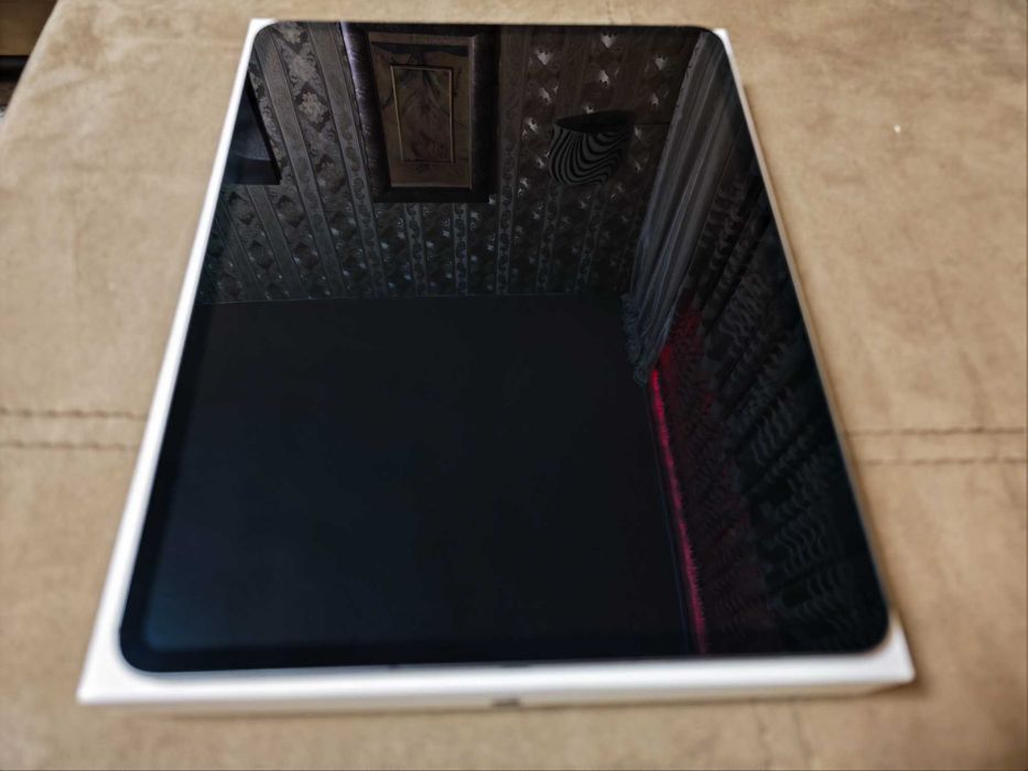 iPad Pro 13 (M5) 256GB Wi-Fi + Cellular – КАТО НОВ, 10 цикъла + Combo Touch & Magic Mouse
