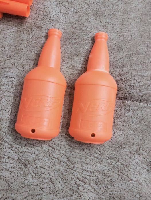 Две игрушечные пушки Nerf.