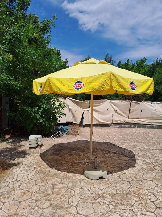 Umbrelâ de soare 3m 3m stare foarte bună  cu suport de fier  si pietre din beton