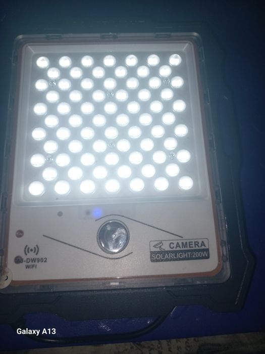 Cameră de supraveghere cu panou solar și cu proiector de lumini