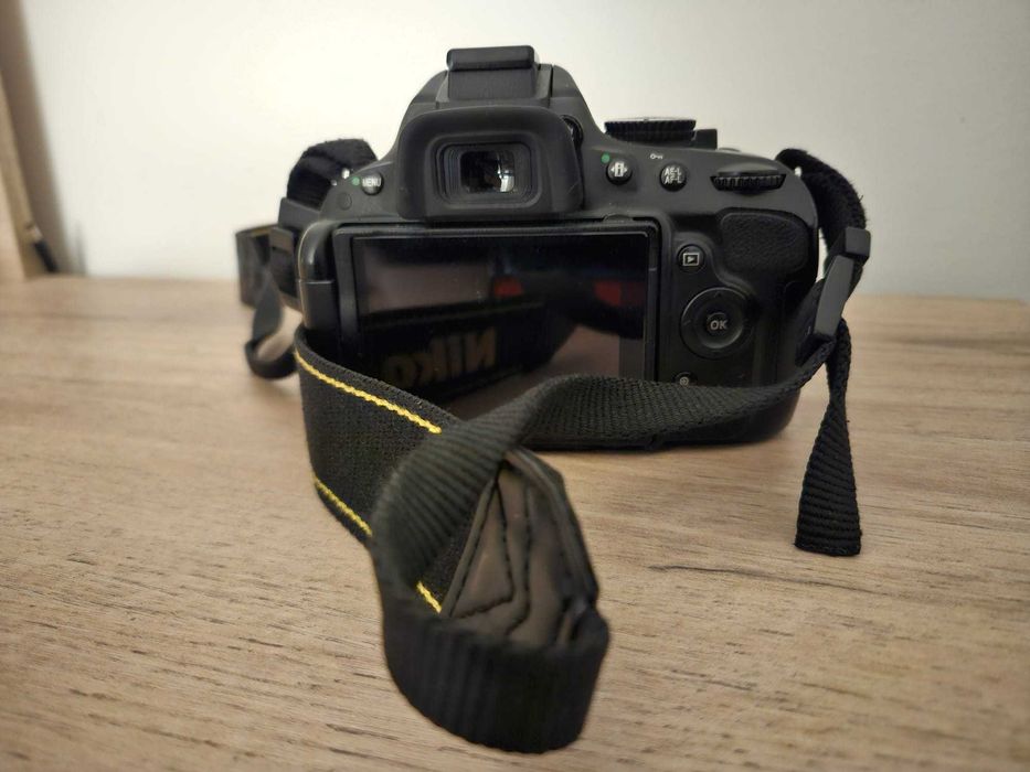 Aparat DSLR Nikon D5100 si obiectiv stock 18-55 f3.5-5.6 și accesorii
