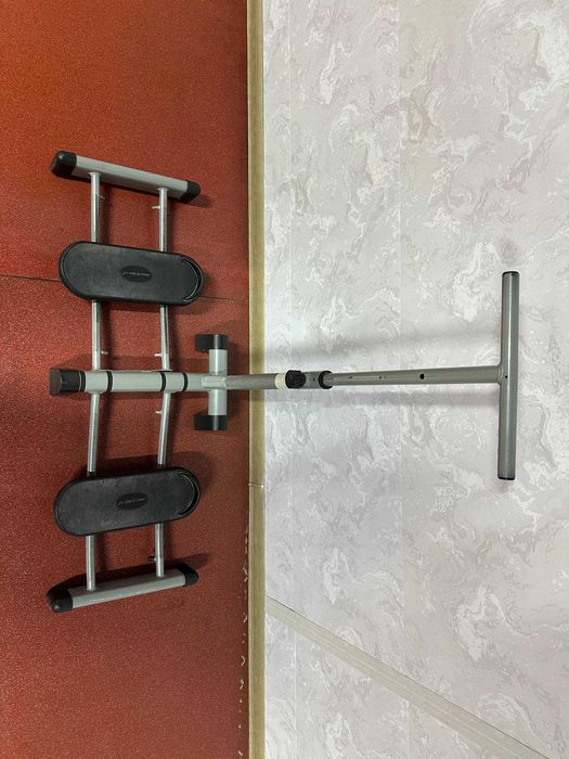 Лыжник ноги двигаются в стороны