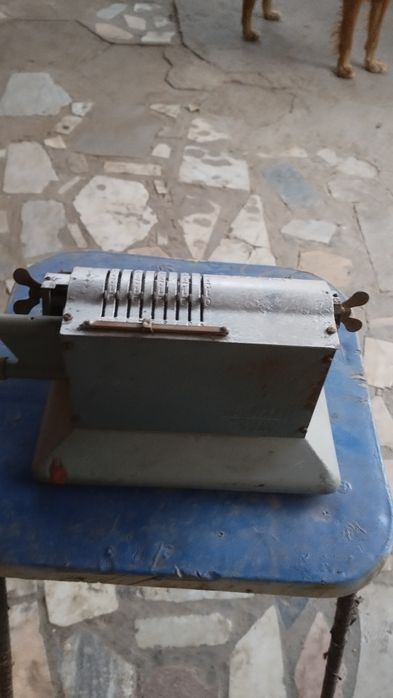 Продам для коллекции счетную машинку Феликс