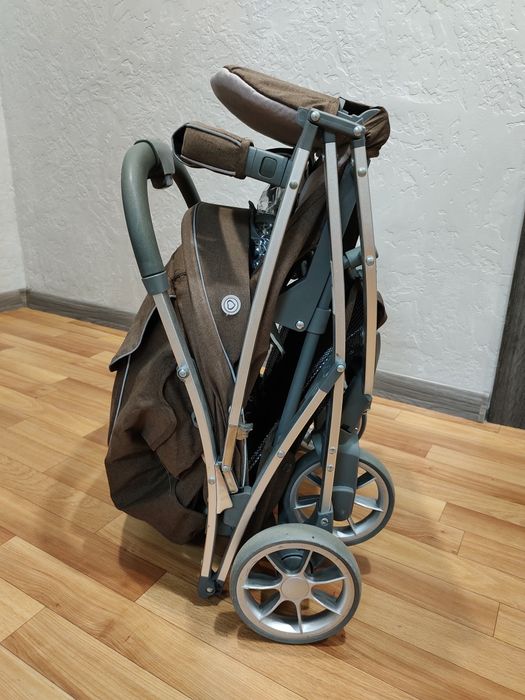 Продам прогулочную коляску